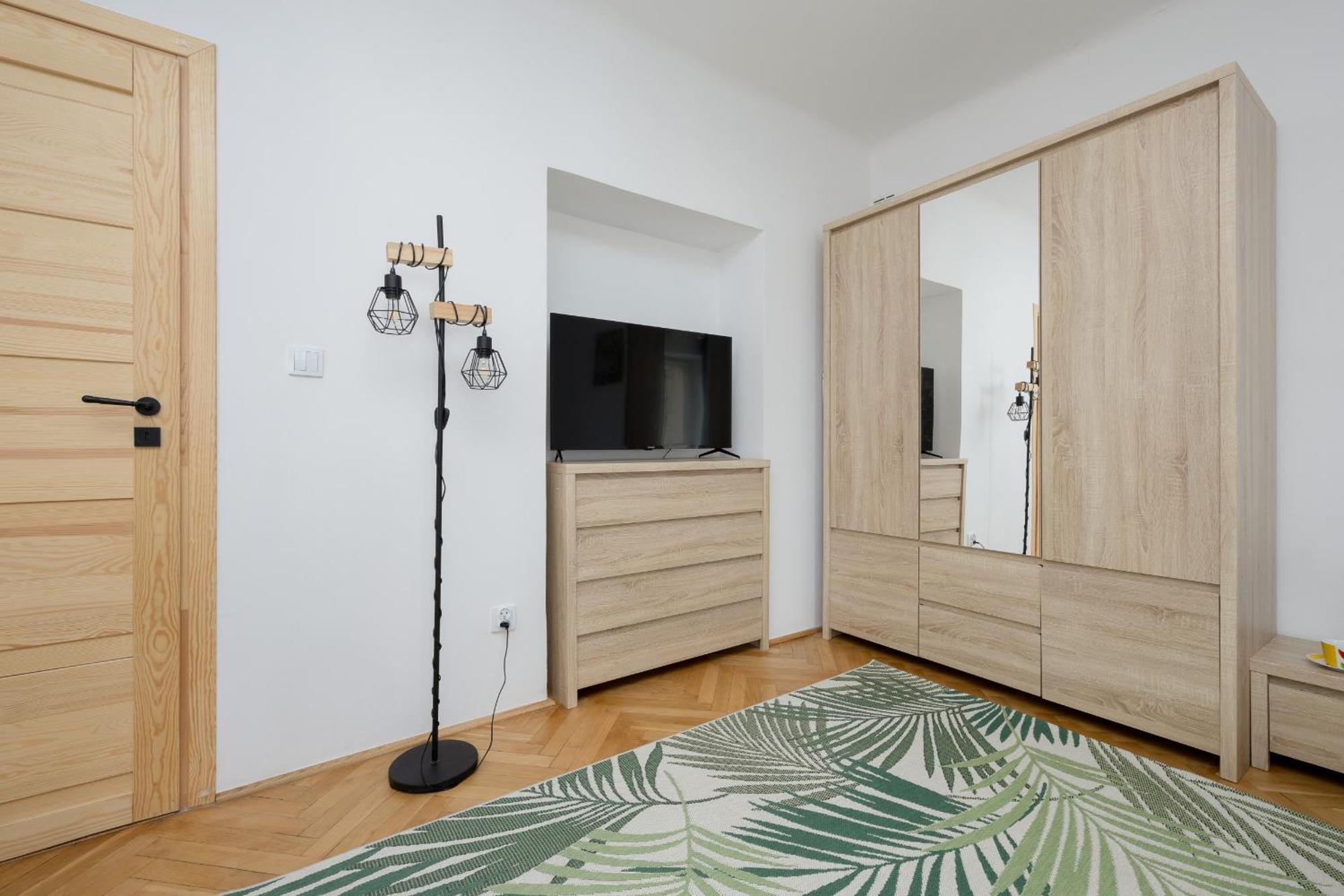 Spacious Apartment For 6 People Near The Old Town By Noclegi Renters Варшава Экстерьер фото